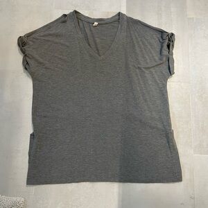 Wishlist Women’s V neck shoulder cut out short sleeve top. Super soft. Sz L.